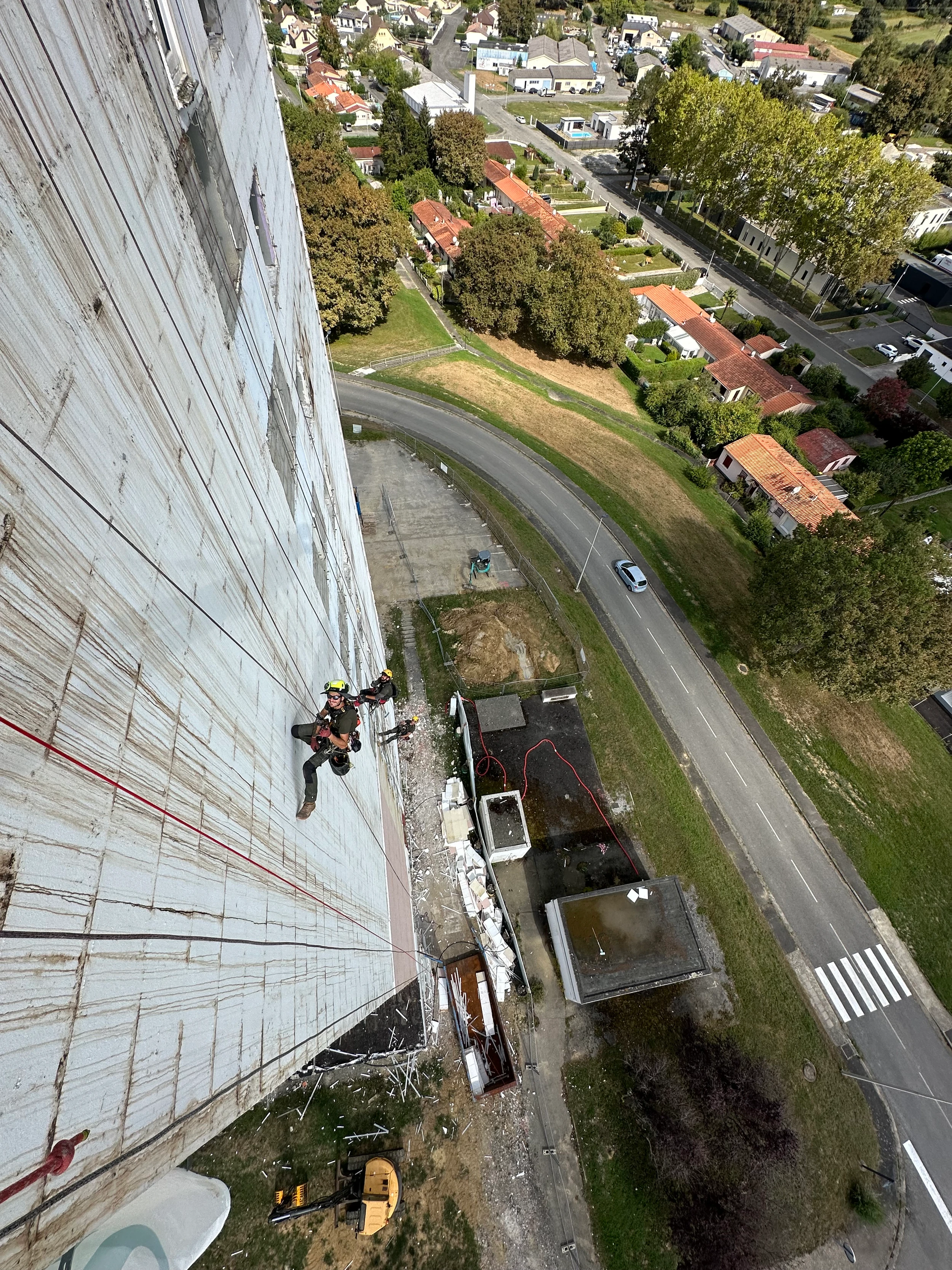 Intervention de cordistes MS Access pour façade mise à nu chez AVENIR DECONSTRUCTION à Mourenx (bâtiment) – 2